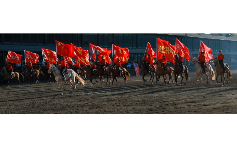 “唱著刀歌游新疆”—這些天，全國游客在這里歡聚